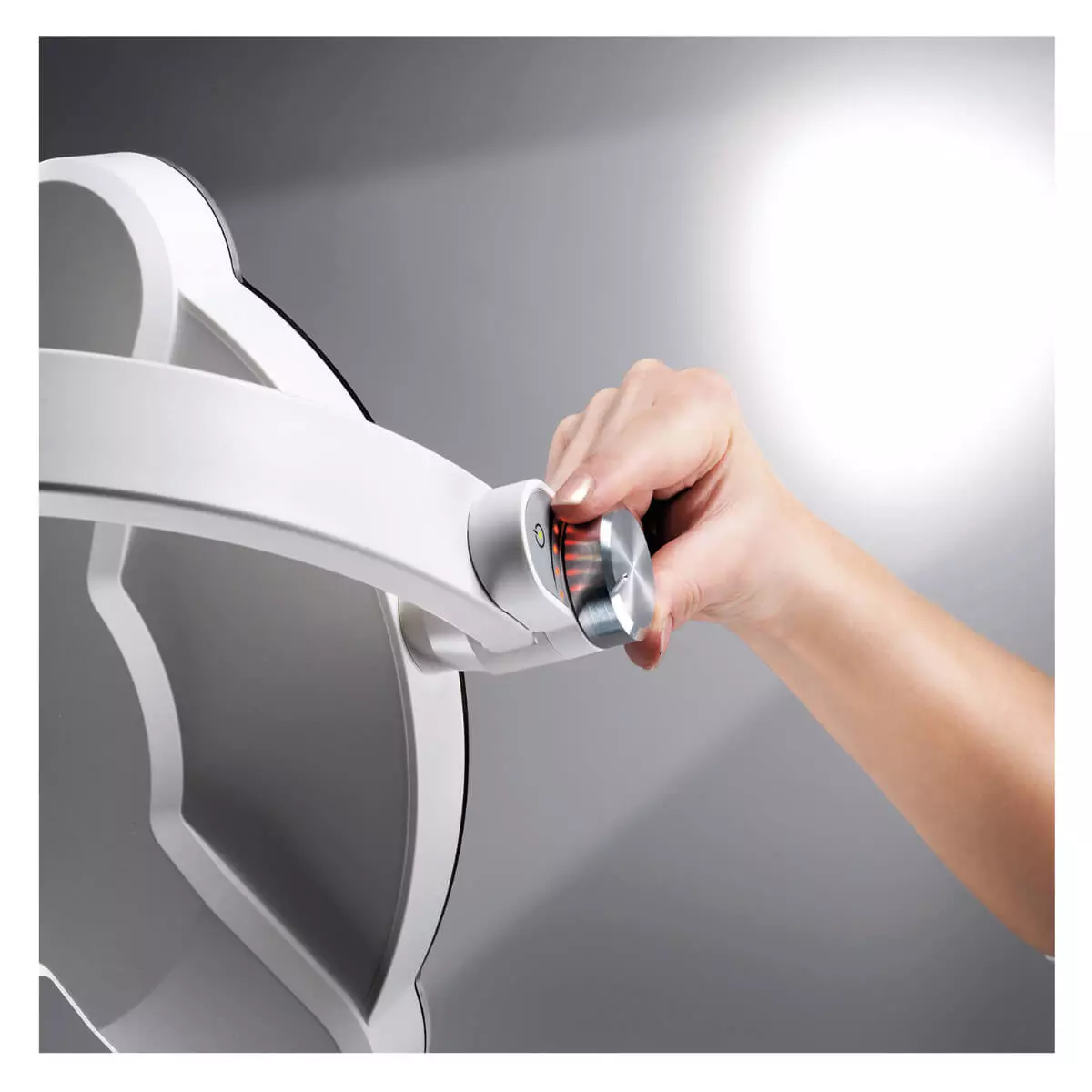  Lampe d'examen sur pied à roulettes TRIANGO 80-1F